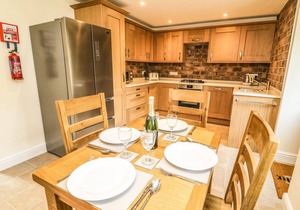 THE COACH HOUSE, family friendly, with a garden in Arnside