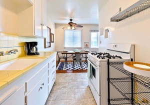 Top-floor condo - 1 block to beach access, walk to La Jolla Village shops/dining