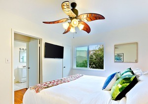 Top-floor condo - 1 block to beach access, walk to La Jolla Village shops/dining