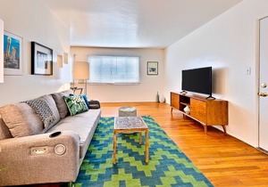 Top-floor condo - 1 block to beach access, walk to La Jolla Village shops/dining