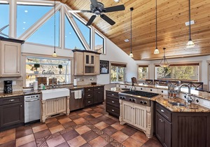 Tranquility Lodge by Destination Big Bear : Luxury in Castle Glen Estates! Pool Table!