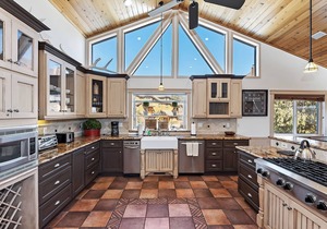Tranquility Lodge by Destination Big Bear : Luxury in Castle Glen Estates! Pool Table!