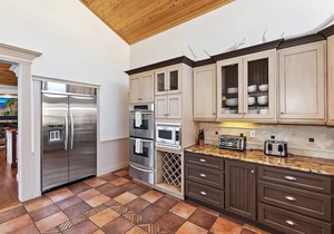 Tranquility Lodge by Destination Big Bear : Luxury in Castle Glen Estates! Pool Table!