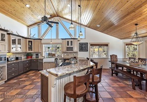 Tranquility Lodge by Destination Big Bear : Luxury in Castle Glen Estates! Pool Table!