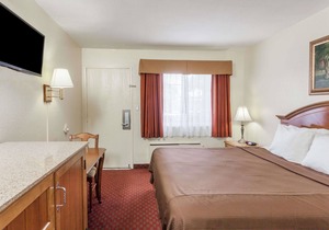 Travelodge by Wyndham Fullerton Near Anaheim