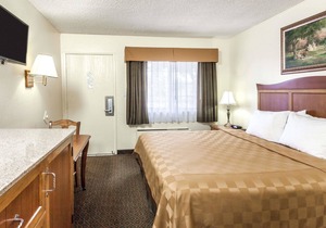 Travelodge by Wyndham Fullerton Near Anaheim