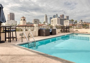 Trendy Downtown 2BR w/ Gym, Pool & Spa, near 7th St Metro, by Blueground