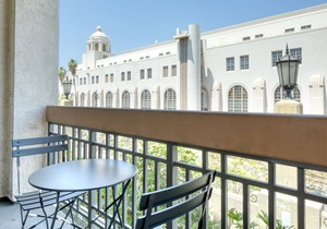 Trendy Downtown 2BR w/ Gym, Pool & Spa, near 7th St Metro, by Blueground