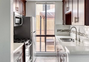 Trendy Hollywood 1BR w/Pool, walk to metro, restaurants, by Blueground