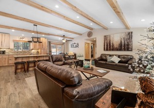 Walk to Summit. Relaxing Spa and Fireplace.