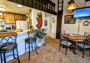Walk to the Slopes! Rustic Townhouse by Snow Summit