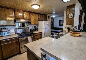 Walk to the Slopes! Rustic Townhouse by Snow Summit
