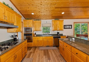 What A View by Destination Big Bear : Castle Glen Estates: Lake & Mountain Views! Hot Tub! Propane BBQ! Ping Pong!