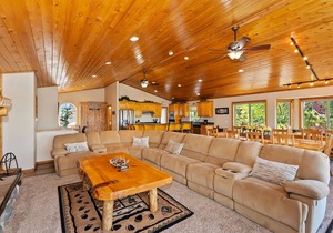 What A View by Destination Big Bear : Castle Glen Estates: Lake & Mountain Views! Hot Tub! Propane BBQ! Ping Pong!