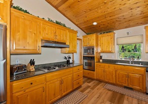 What A View by Destination Big Bear : Castle Glen Estates: Lake & Mountain Views! Hot Tub! Propane BBQ! Ping Pong!