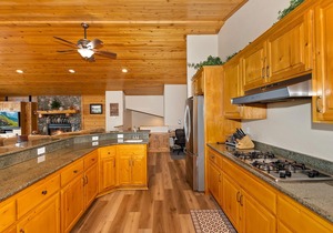 What A View by Destination Big Bear : Castle Glen Estates: Lake & Mountain Views! Hot Tub! Propane BBQ! Ping Pong!