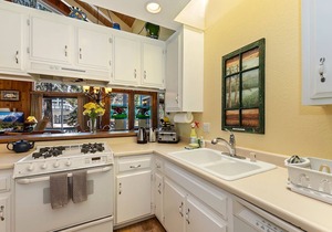 Whispering Cottage by Destination Big Bear: Walk to Meadow Park & Lake from this Summit Lake Home! Pet Friendly! Fully Fenced Yard!