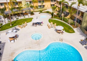 Winner Circle 1BR Condo with Outdoor Pool and Tennis Court