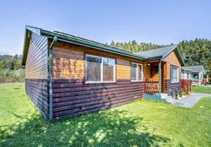 Wonderful retreat near hiking & beach with gas grill, large deck, & WiFi
