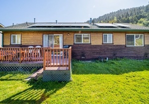 Wonderful retreat near hiking & beach with gas grill, large deck, & WiFi