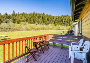 Wonderful retreat near hiking & beach with gas grill, large deck, & WiFi