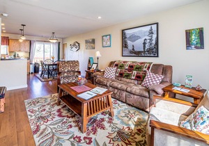 Wonderful retreat near hiking & beach with gas grill, large deck, & WiFi