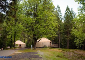 Yosemite Lakes Hillside Yurt 14