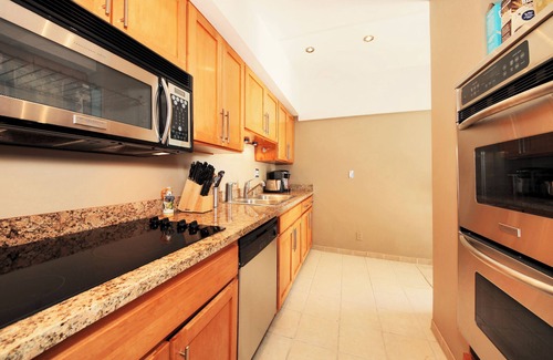 Hollywood Hills Condo | 1 BD/HWD HILLS/ENTOURAGE & RAY DONOVAN CONDO /STUNNING VIEWS/FT FRM RUNYON HIKE