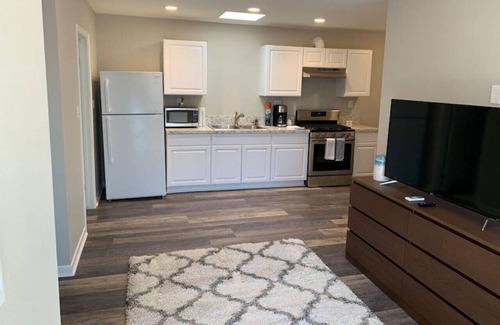 Glendora House | 1 BDRM Guest House. Private Entrance and Parking