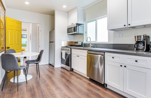 Downtown Los Angeles Apartment | 1 Mi to Dtwn LA: Artist's Retreat w/Zen Garden
