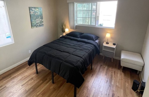 Downtown Apartment | 1 spacious Cozy Room right by the Santa Monica Pier.