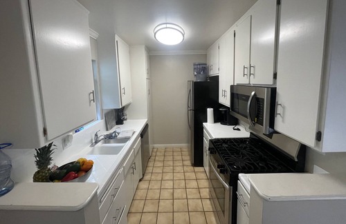 Downtown Apartment | 1 spacious Cozy Room right by the Santa Monica Pier.