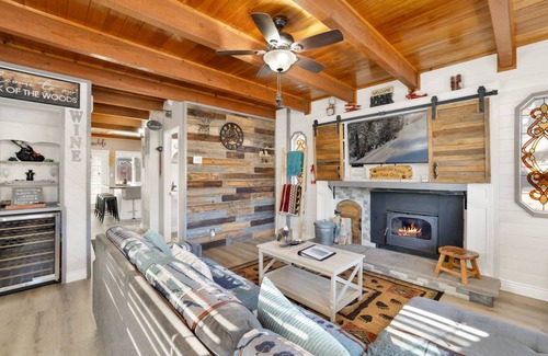 Big Bear City Cabin | 100 m² Cabin ∙ 2 bedrooms ∙ 6 guests