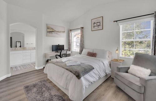 Tustin Condo | 116 m² Condo ∙ 2 bedrooms ∙ 4 guests