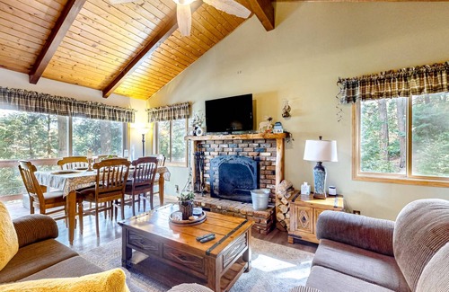 Crestline Cabin | 127 m² Cabin ∙ 3 bedrooms ∙ 8 guests
