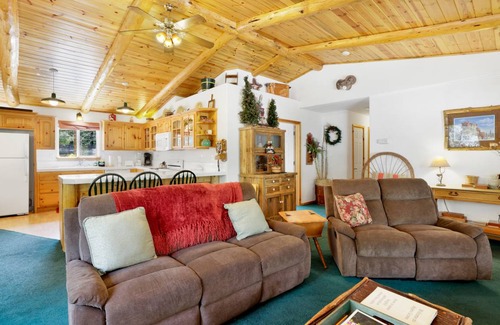 Eagle Mountain Estates Cabin | 134 m² Cabin ∙ 3 bedrooms ∙ 6 guests
