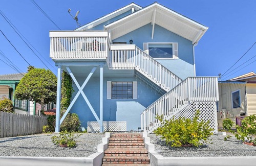 Downtown Monterey Apartment | 148 m² Apartment ∙ 3 bedrooms ∙ 8 guests