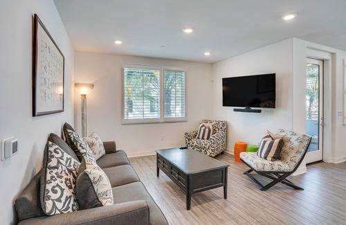 Platinum Triangle Apartment | 156 m² Apartment ∙ 3 bedrooms ∙ 6 guests