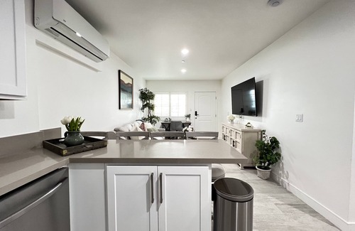 Santa Ana Apartment | ❤ 15min→Disneyland❤10min→Airport❤Parking❤ HBO Max❤
