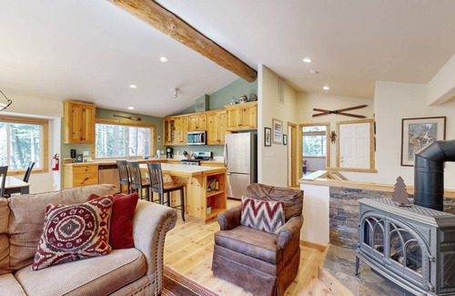 Tahoma House | 160 m² House ∙ 3 bedrooms ∙ 6 guests