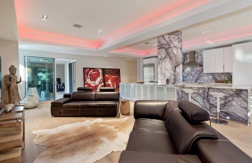 Beverly Hills Condo | 169 m² Condo ∙ 2 bedrooms ∙ 4 guests