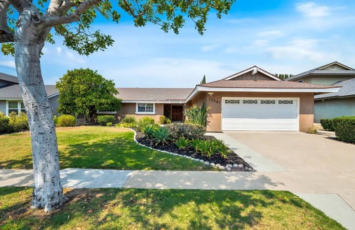 Tustin House | 169 m² House ∙ 3 bedrooms ∙ 6 guests