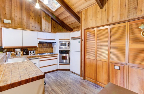 North Wawona Cabin | (17B) Tyler's Timber Lodge at The Redwoods In Yosemite