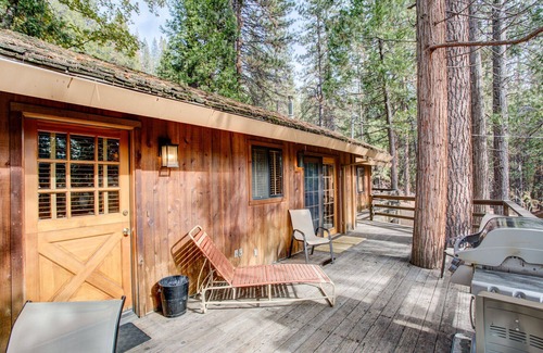 North Wawona Cabin | (17B) Tyler's Timber Lodge at The Redwoods In Yosemite