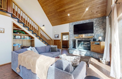 Upper Moonridge House | 180 m² House ∙ 4 bedrooms ∙ 8 guests