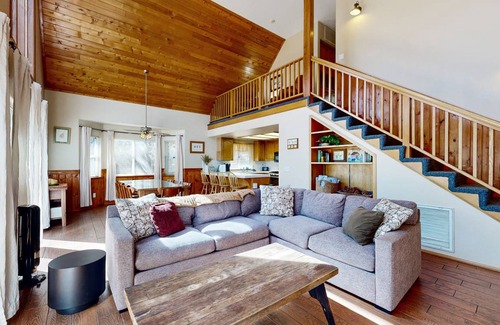 Upper Moonridge House | 180 m² House ∙ 4 bedrooms ∙ 8 guests