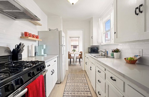Inglewood House | 1920s Inglewood LAX Bungalow House Parking W/D