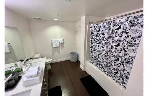 Santa Ana Apartment | 2 Bdrm near South Coast Disneyland & Conv cntr