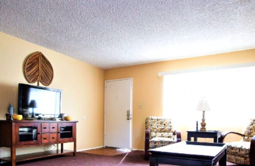 Oleander - Sunset House | 2 Bedroom Gated Townhouse with Private Entrance In Downtown Bakersfield