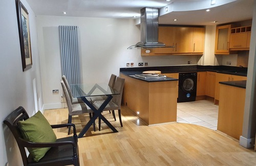 Isle of Dogs Apartment | 2 bedroom luxury waterfront apartment in Canary Wharf, London E14